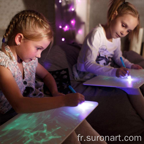 Tableau d&#39;écriture magique pour enfants qui brille dans le noir